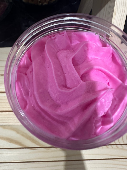 Indulge with luxuriously whipped body cream,blend of Bubble Gum and clean Fresh Linen. This rich yet lightweight body butter melts effortlessly into the skin, leaving it deeply moisturised, silky-soft,