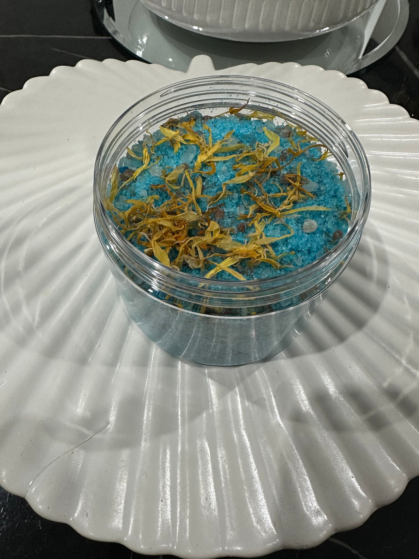Luxurious Bath salt with calendula petals