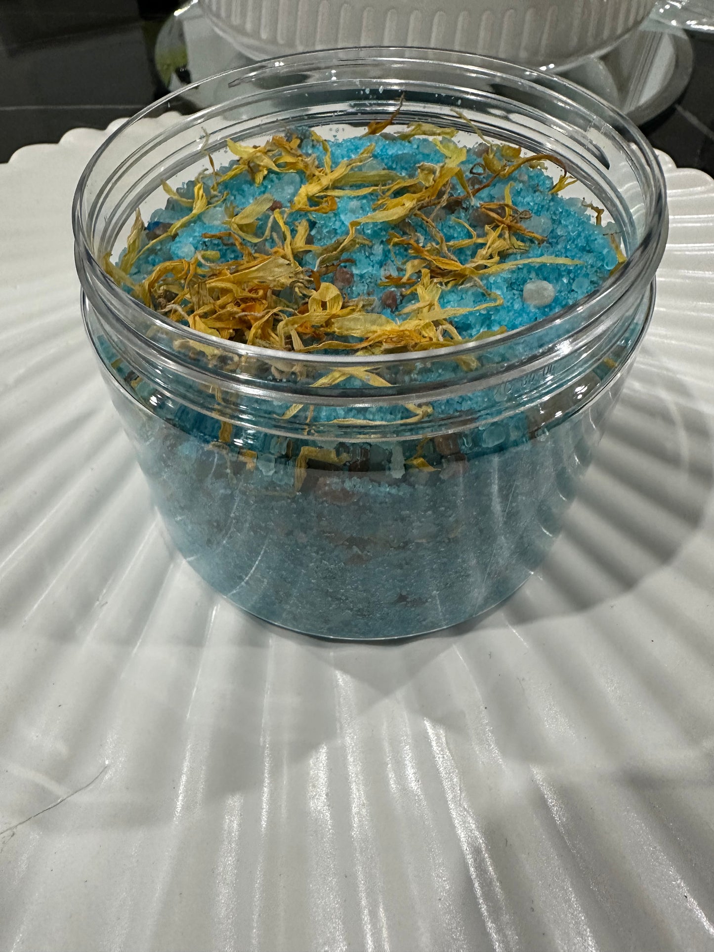 Luxurious Bath salt with calendula petals